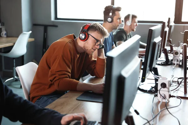 Hombres jugando videojuegos en internet café —  Fotos de Stock