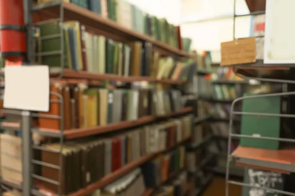 Vista borrosa de estanterías con libros en la biblioteca —  Fotos de Stock