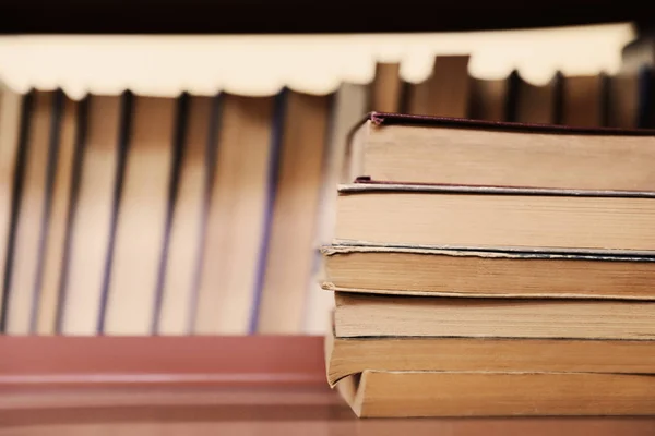 Montón de libros en el estante. Espacio para texto — Foto de Stock