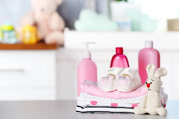 Conjunto com acessórios de bebê na mesa dentro de casa, espaço para texto — Fotografia de Stock