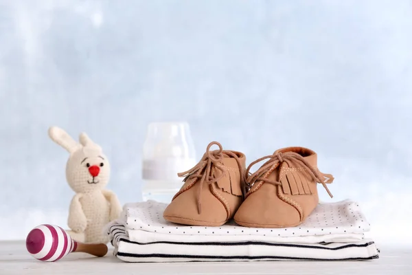 Set con accesorios para bebé sobre mesa sobre fondo claro —  Fotos de Stock