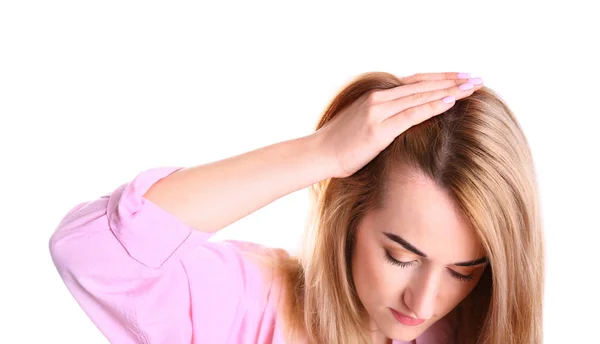Mujer joven con problemas de pérdida de cabello sobre fondo blanco — Foto de Stock
