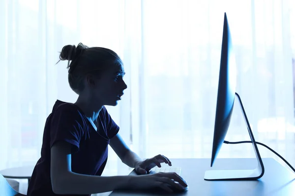 Menina adolescente chocado usando computador na mesa dentro de casa. Perigo da internet — Fotografia de Stock