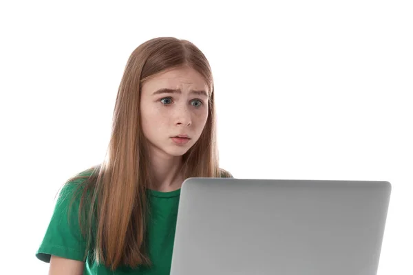 Schockiertes Teenager-Mädchen mit Laptop auf weißem Hintergrund. Gefahr des Internets — Stockfoto