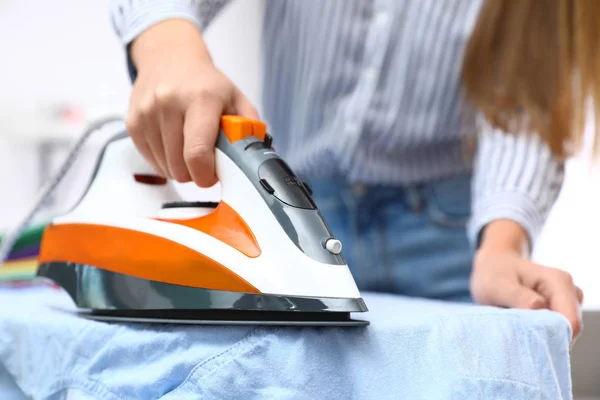 Camisa de planchar de mujer joven a bordo en casa, primer plano — Foto de Stock