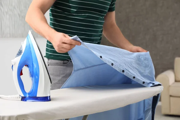 Uomo camicia da stiro a bordo a casa, primo piano — Foto Stock