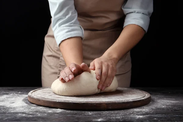 Panadero femenino preparando masa de pan en la mesa, primer plano — Foto de Stock