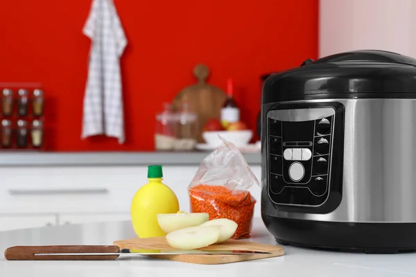 Novo fogão multi moderno e produtos na mesa na cozinha. Espaço para texto — Fotografia de Stock