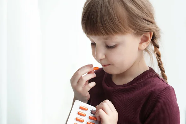 Bambino che prende pillole in casa, spazio per il testo. Pericolo di intossicazione da medicamento — Foto Stock