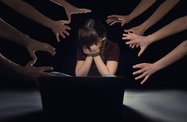 Estranhos atingindo criança assustada com laptop no fundo escuro. Ciberperigo — Fotografia de Stock