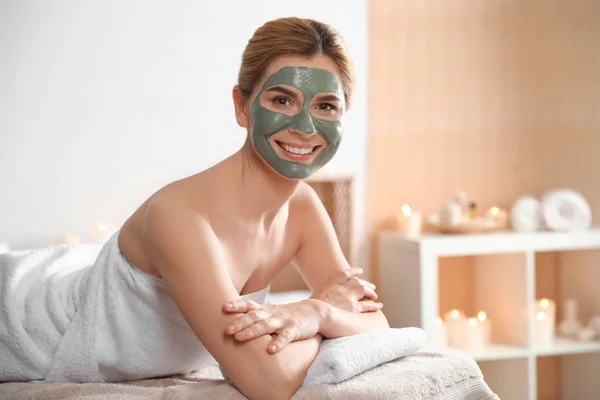 Krásná žena s maskou na obličeji relaxační v lázeňském salónu. Místo pro text — Stock fotografie
