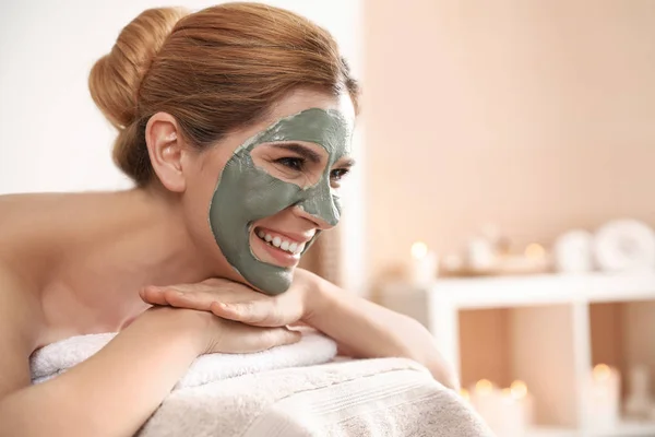 Gyönyörű nő maszkot arc pihentető wellness szalon. Szóköz a szöveghez — Stock Fotó