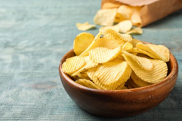 Heerlijke knapperige chips in kom op tafel, ruimte voor tekst — Stockfoto