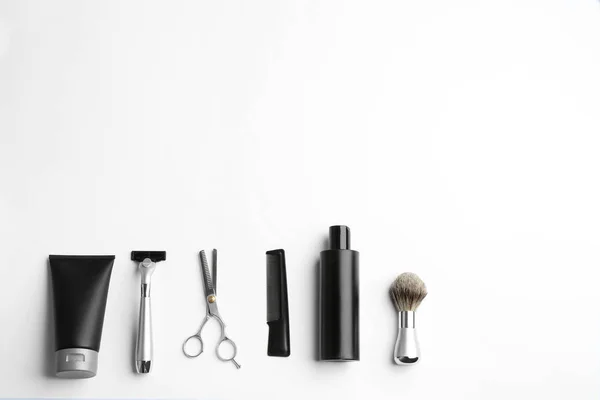 Set van Kapper apparatuur en mannen cosmetische producten op lichte achtergrond, Top View. Ruimte voor design — Stockfoto