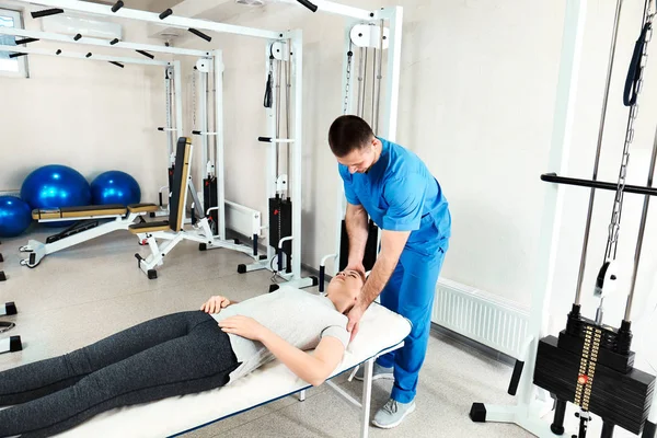 Physiotherapist working with patient in rehabilitation center — Stock Photo, Image