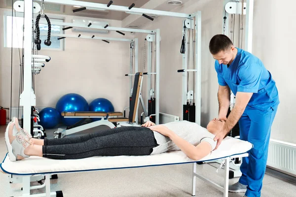 Physiotherapist working with patient in rehabilitation center — Stock Photo, Image