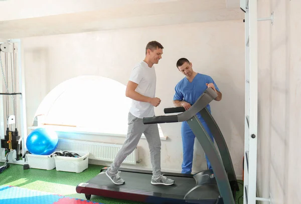 Patient exercising under physiotherapist supervision in rehabilitation center — Stock Photo, Image