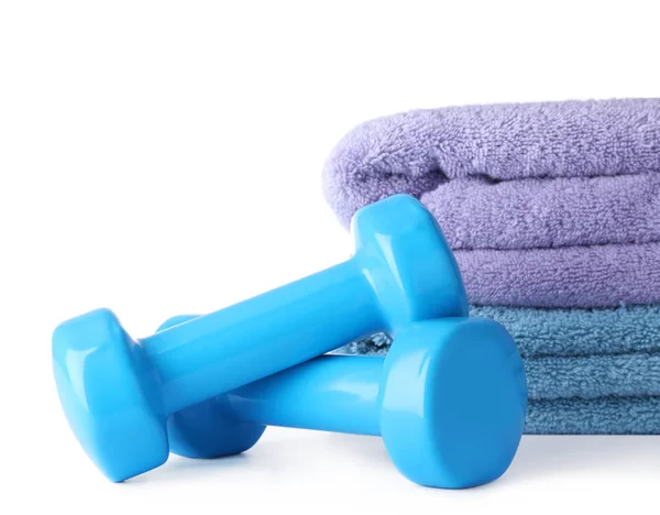 Stylowe hantle i ręczniki na białym tle. Fitness w domu — Zdjęcie stockowe