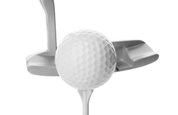 Bater bola de golfe no tee com o clube contra fundo branco — Fotografia de Stock