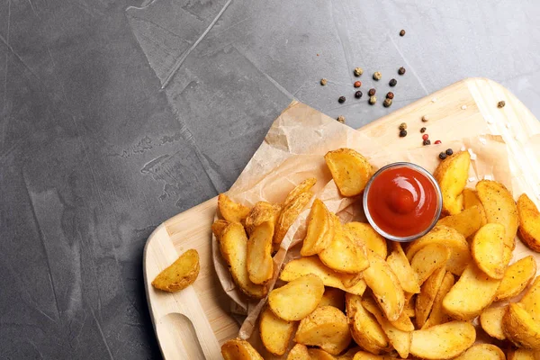 Deliziose patate al forno con salsa servita sul tavolo, vista dall'alto. Spazio per testo — Foto Stock