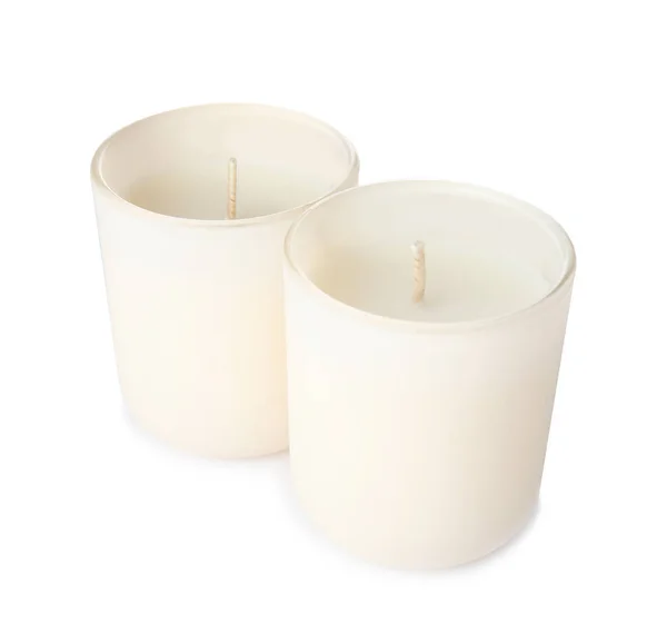 Свічки в скляних тримачах на білому тлі — стокове фото