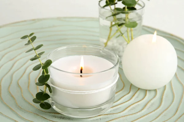 Composição com velas aromáticas ardentes e eucalipto na mesa — Fotografia de Stock