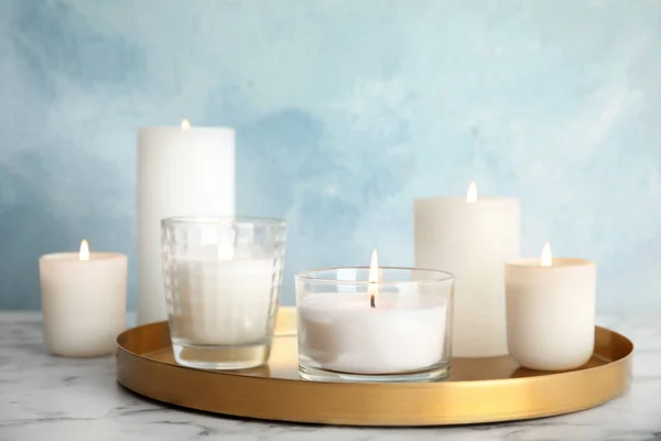 Bandeja com velas aromáticas em chamas na mesa — Fotografia de Stock