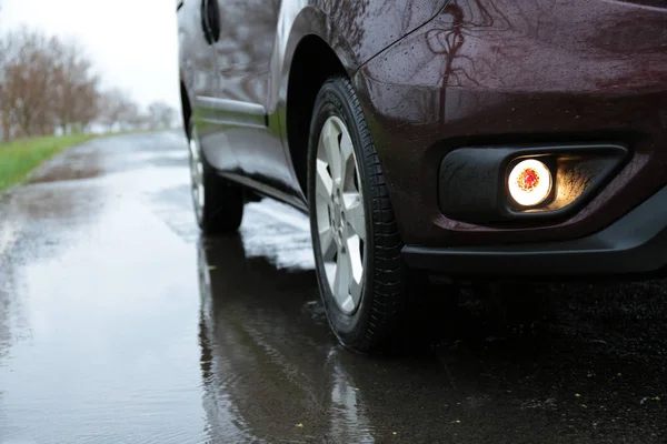 Auto geparkeerd buiten op regenachtige dag, close-up — Stockfoto