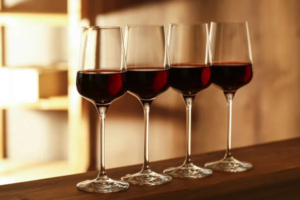 Copos de vinho tinto na cave. Bebida cara — Fotografia de Stock