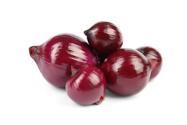 Frische ganze rote Zwiebeln auf weißem Hintergrund — Stockfoto
