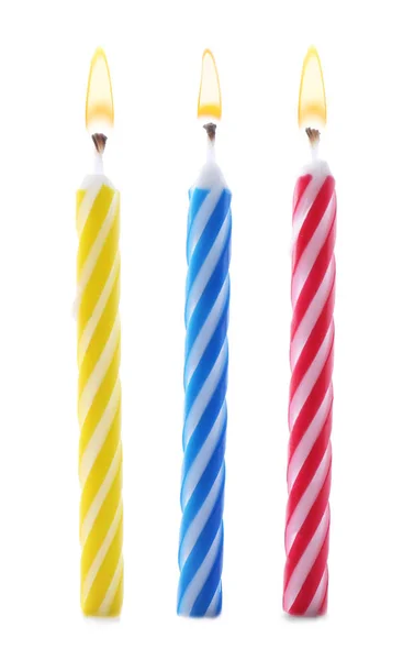 Färg födelsedags tårta ljus på vit bakgrund — Stockfoto