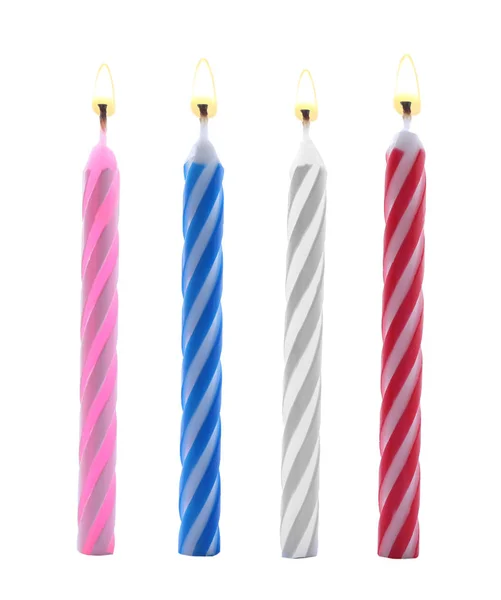 Kleur verjaardagstaart kaarsen op witte achtergrond — Stockfoto