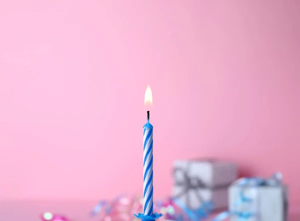 Brennende Geburtstagskuchenkerze auf farbigem Hintergrund. Raum für Text — Stockfoto