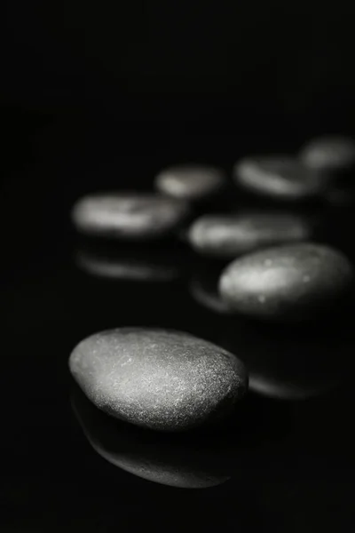 Piedras de spa sobre fondo negro. Espacio para texto —  Fotos de Stock