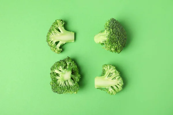 Lapos feküdt kompozíció friss zöld brokkoli a színes háttér — Stock Fotó