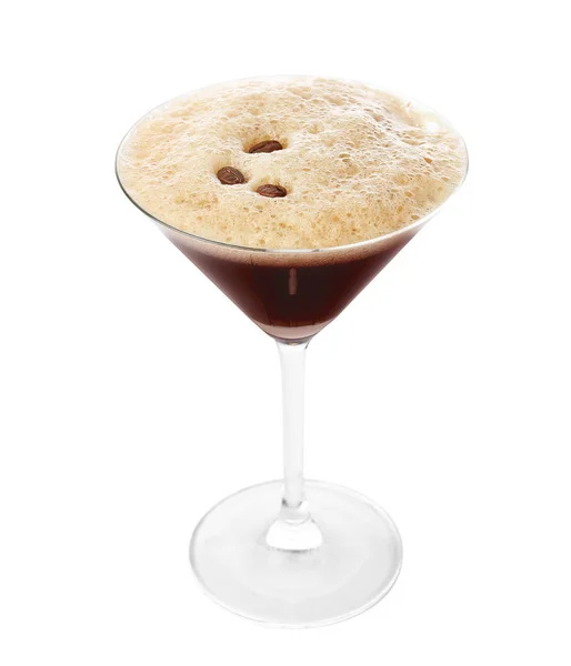 Vaso de Espresso Martini con granos de café sobre fondo blanco. Cóctel de alcohol — Foto de Stock