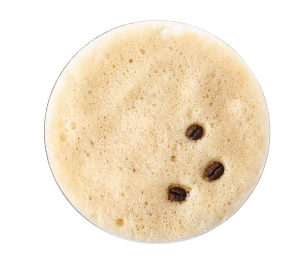 Espresso-Martini-Glas mit Kaffeebohnen auf weißem Hintergrund, Draufsicht. Alkoholcocktail — Stockfoto