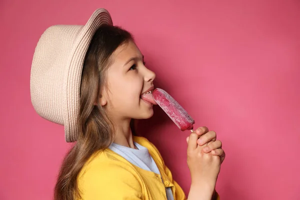 색상 배경에 대한 맛있는 아이스크림과 사랑스러운 어린 소녀 — 스톡 사진