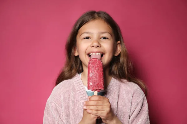 색상 배경에 대한 맛있는 아이스크림과 사랑스러운 어린 소녀 — 스톡 사진