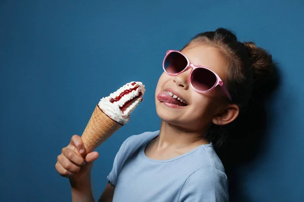 色の背景においしいアイスクリームを持つ愛らしい小さな女の子 — ストック写真