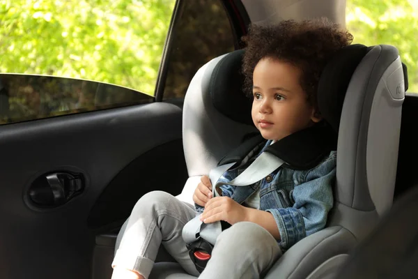 자동차 내부의 안전 좌석에 앉아 귀여운 아프리카 계 미국인 아이. 위험 예방 — 스톡 사진