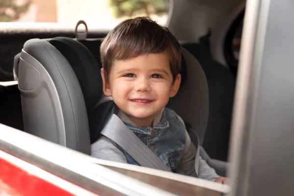 자동차 내부의 안전 좌석에 앉아 귀여운 작은 아이. 위험 예방 — 스톡 사진