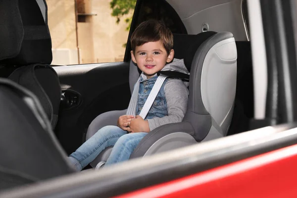 자동차 내부의 안전 좌석에 앉아 귀여운 작은 아이. 위험 예방 — 스톡 사진