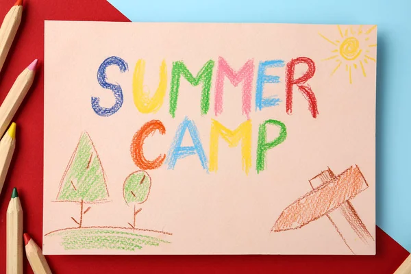 Papel com texto escrito SUMMER CAMP, desenhos e lápis diferentes sobre fundo de cor, flat lay — Fotografia de Stock