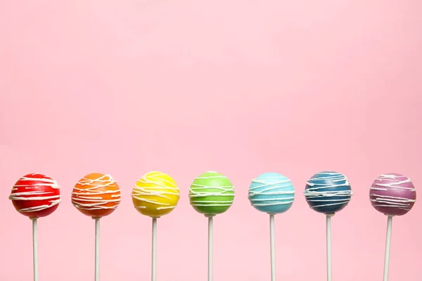 Regenbogen aus leckeren Cake Pops auf farbigem Hintergrund. Raum für Text — Stockfoto