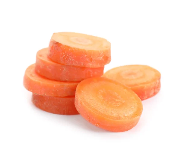 Φέτες φρέσκου ώριμου καρότου σε λευκό φόντο — Φωτογραφία Αρχείου