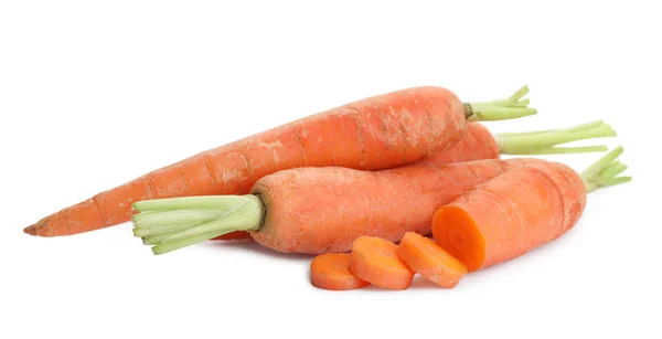 全熟和切片成熟胡萝卜在白色背景 — 图库照片