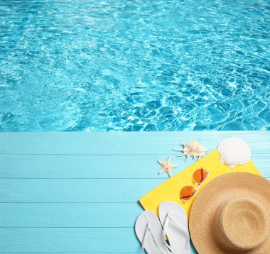 Düz su yakın ahşap iskele üzerinde plaj aksesuarları ile kompozisyon yatıyordu, metin için alan