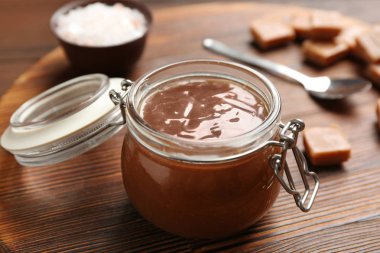 Kavanoz lezzetli karamel sos gemide, çekim