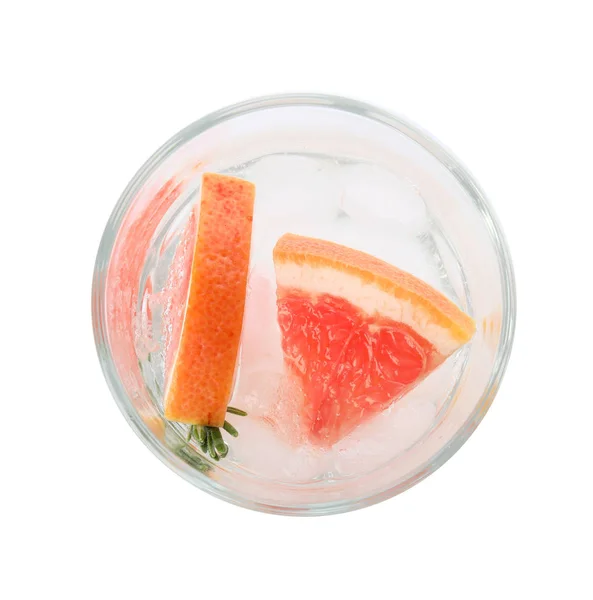 Склянка наповненої води зі скибочками грейпфрута ізольована на білому, вид зверху — стокове фото